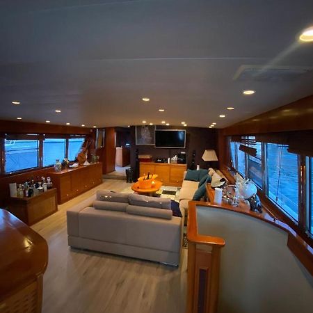 Amazing Boat To Sleep In Barcelona Hotel Sant Adria de Besos Exterior photo