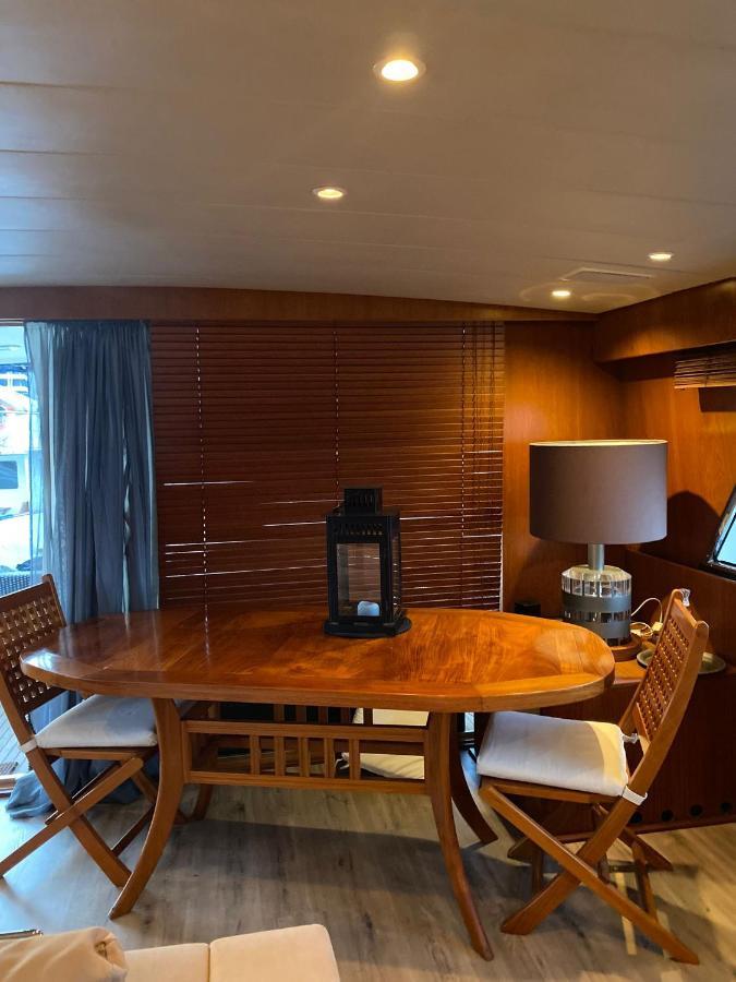 Amazing Boat To Sleep In Barcelona Hotel Sant Adria de Besos Exterior photo