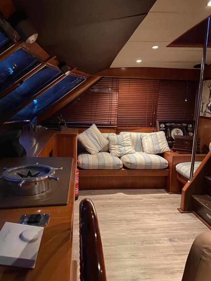 Amazing Boat To Sleep In Barcelona Hotel Sant Adria de Besos Exterior photo