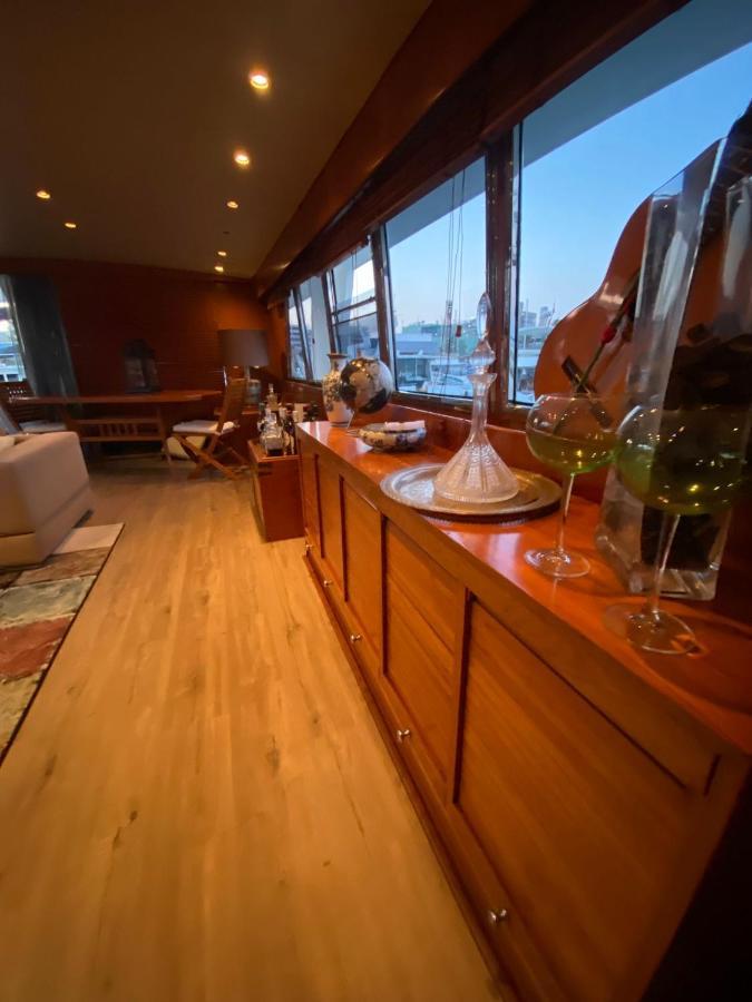 Amazing Boat To Sleep In Barcelona Hotel Sant Adria de Besos Exterior photo