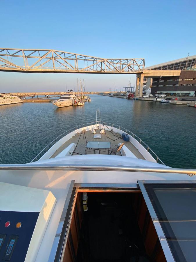 Amazing Boat To Sleep In Barcelona Hotel Sant Adria de Besos Exterior photo