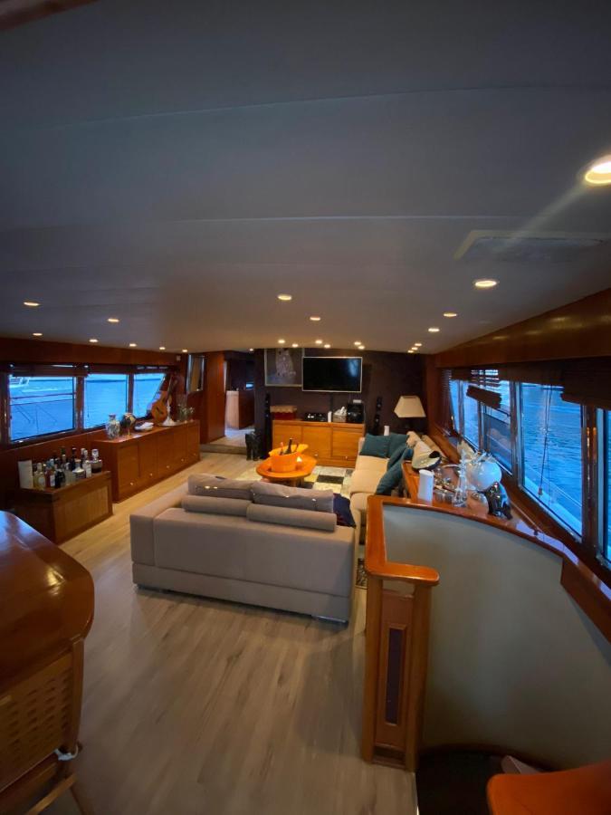 Amazing Boat To Sleep In Barcelona Hotel Sant Adria de Besos Exterior photo