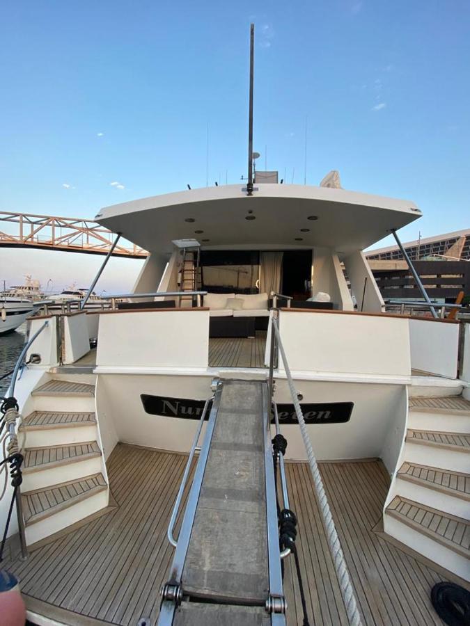 Amazing Boat To Sleep In Barcelona Hotel Sant Adria de Besos Exterior photo