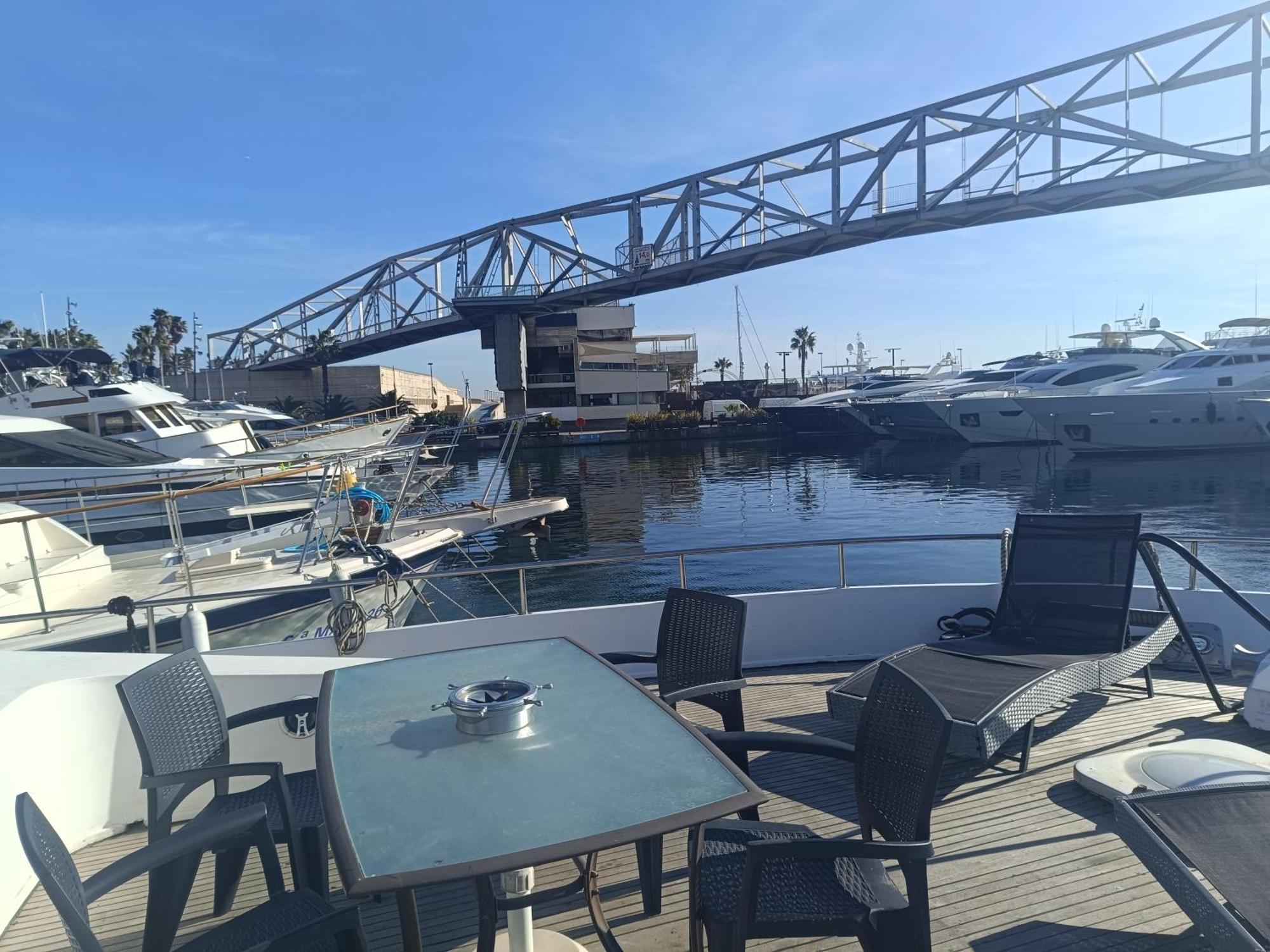 Amazing Boat To Sleep In Barcelona Hotel Sant Adria de Besos Exterior photo