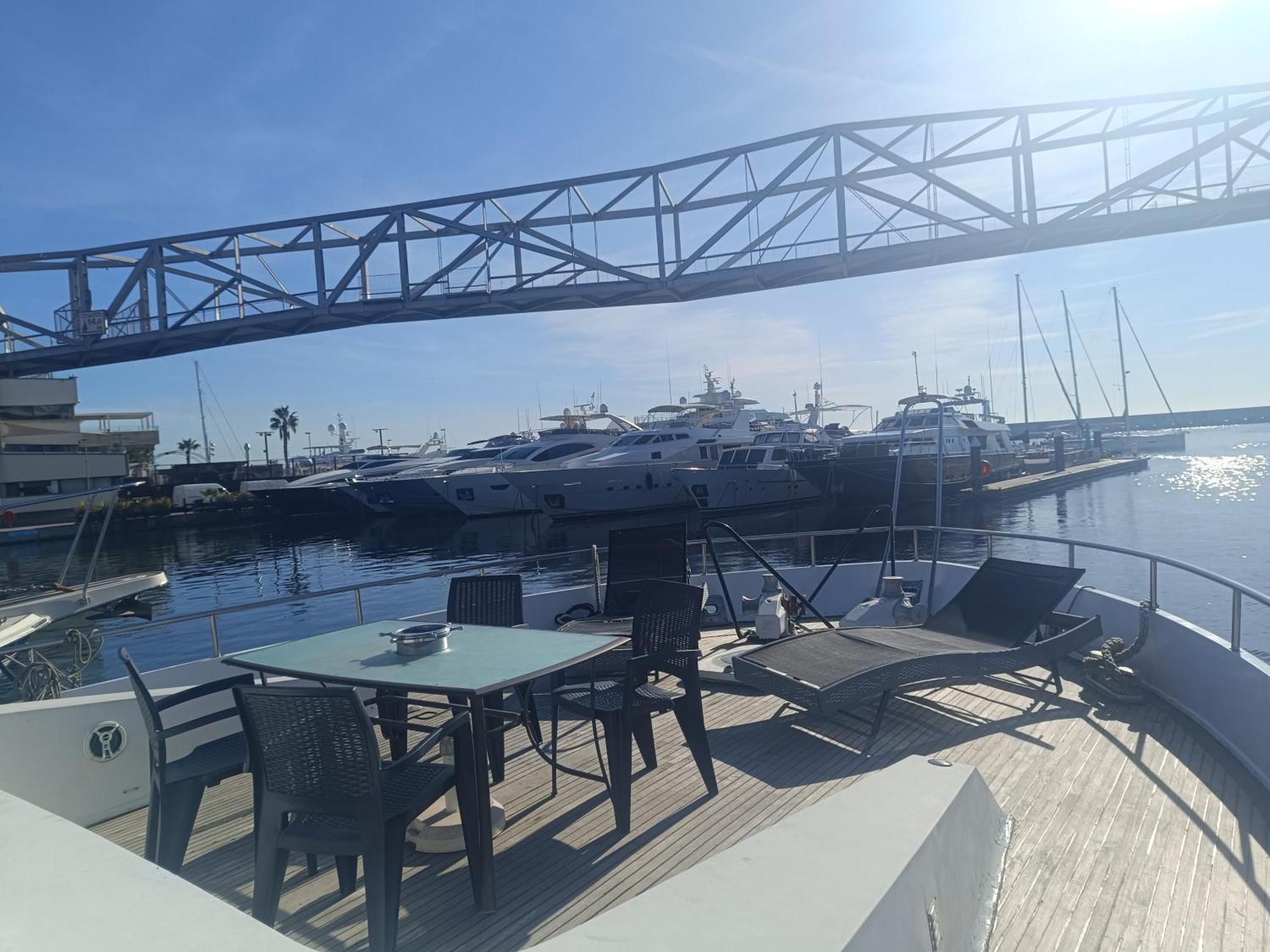 Amazing Boat To Sleep In Barcelona Hotel Sant Adria de Besos Exterior photo