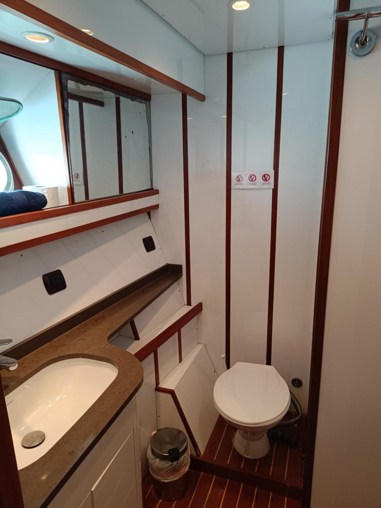 Amazing Boat To Sleep In Barcelona Hotel Sant Adria de Besos Exterior photo