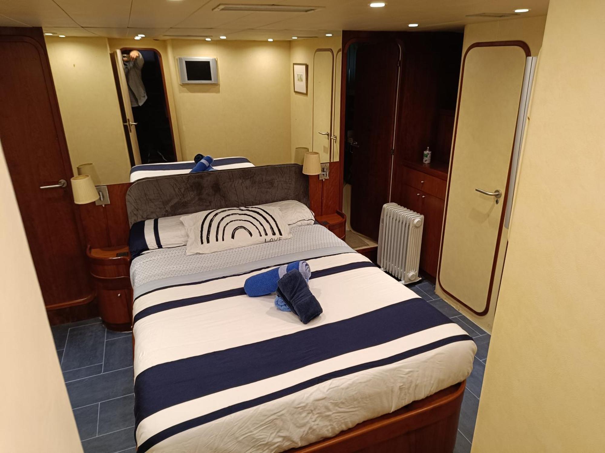 Amazing Boat To Sleep In Barcelona Hotel Sant Adria de Besos Exterior photo