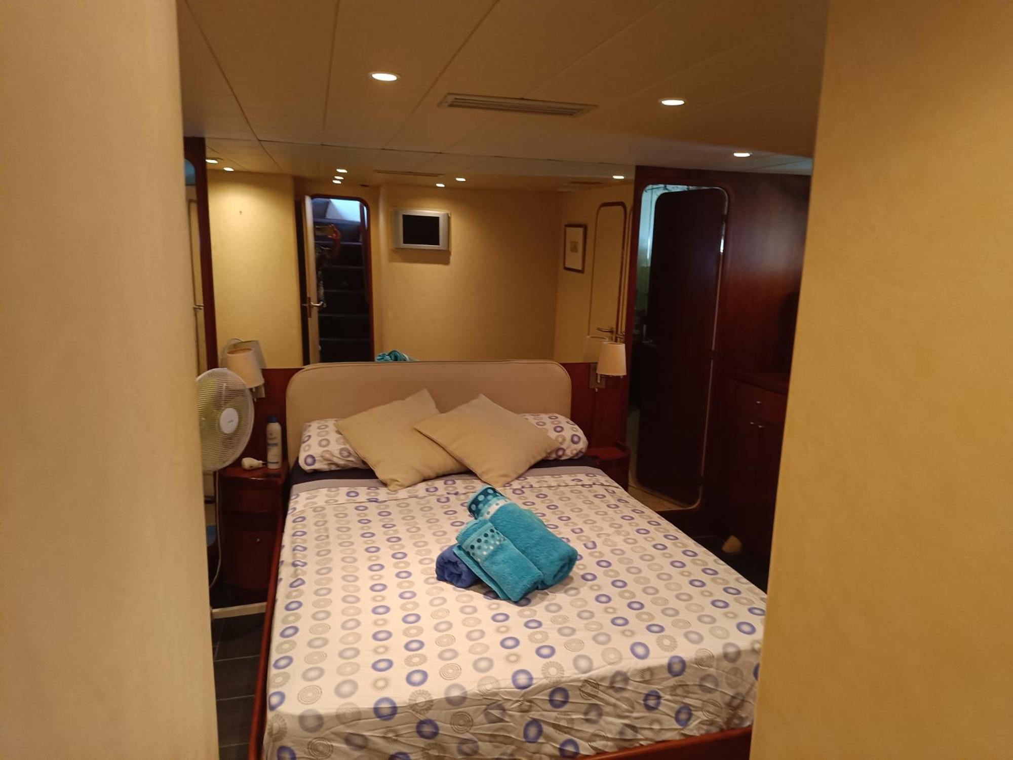 Amazing Boat To Sleep In Barcelona Hotel Sant Adria de Besos Exterior photo